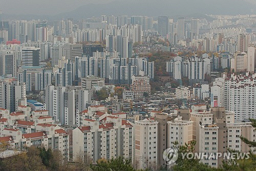 지난 26일 서울 인왕산에서 바라본 서울 시내 아파트 모습.  [연합뉴스]